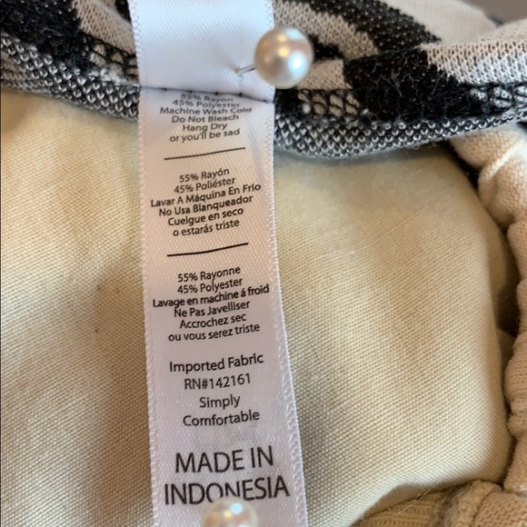 Simply Comfortable Blouse - Picture 3 of 3